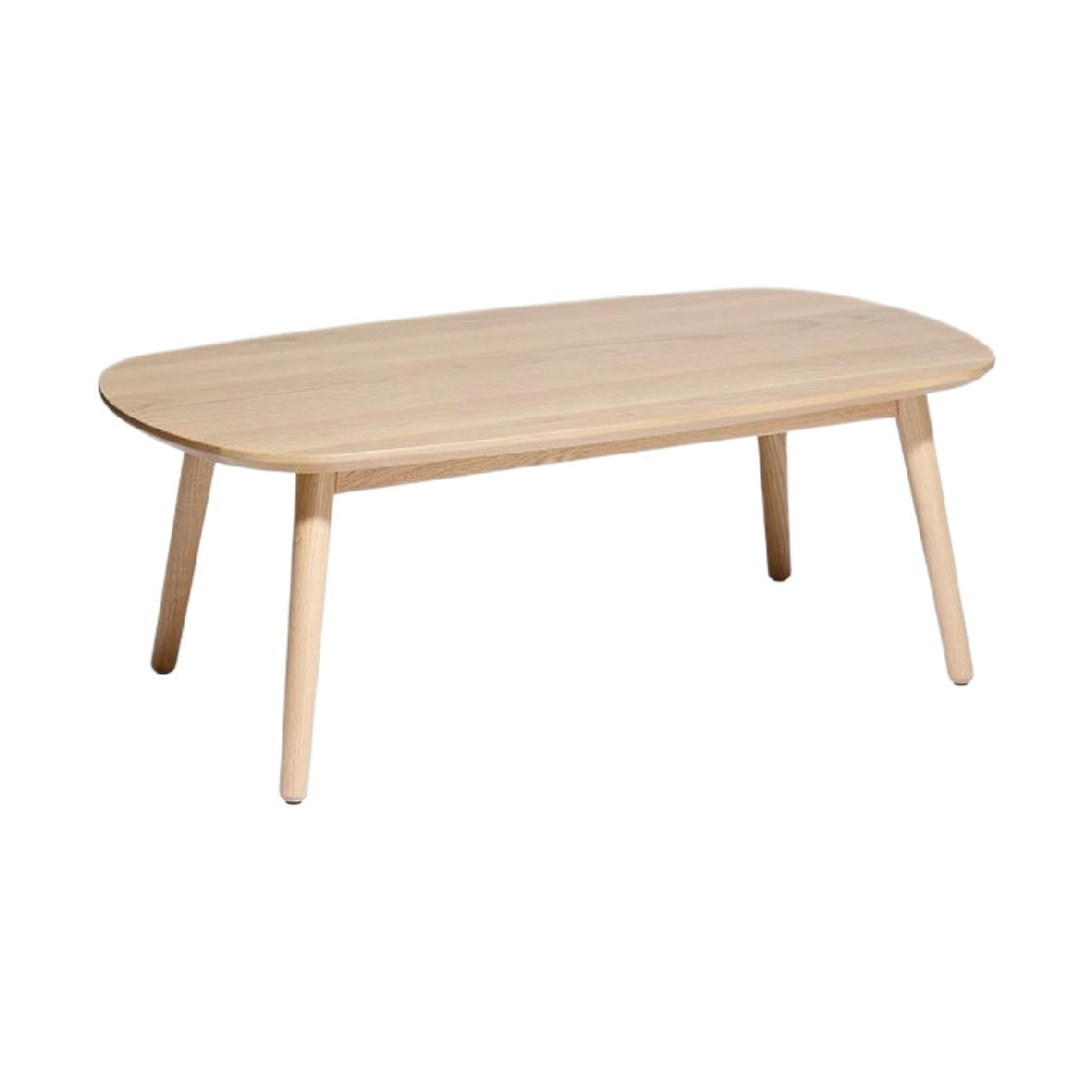 Eenvoudige houten salontafel met ovale bovenkant